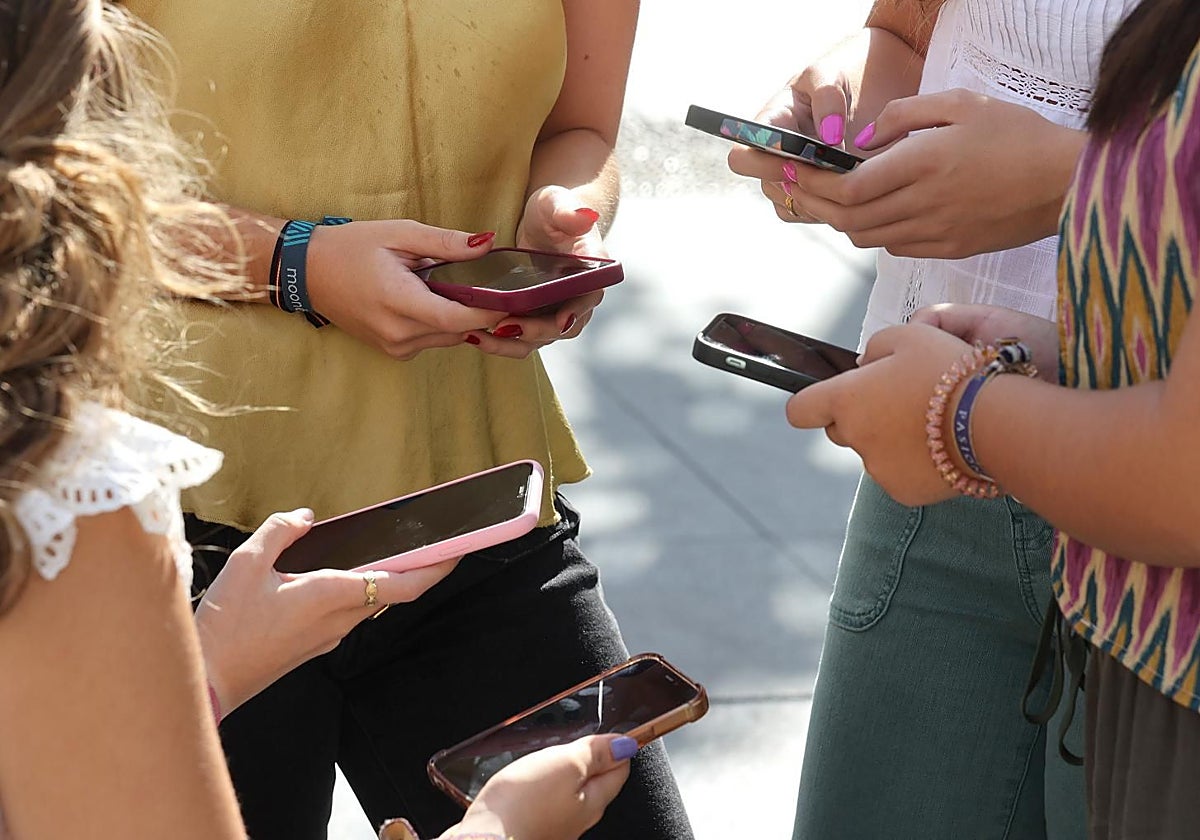 Menores usando sus móviles en la plaza de las Tendillas de Córdoba