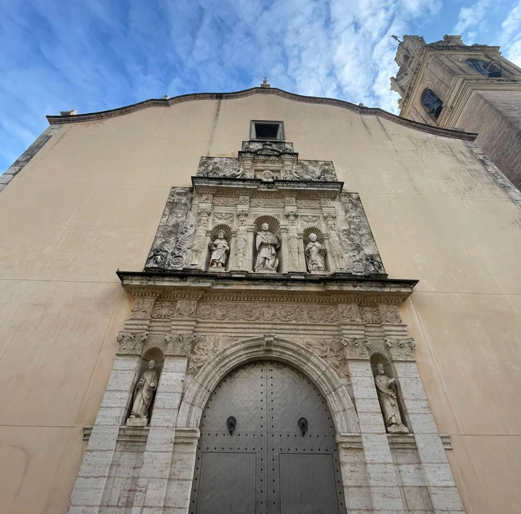 Fachada de la parroquia de San Vicente, en Guadassuar, a cuya Cáritas se ha ayudado