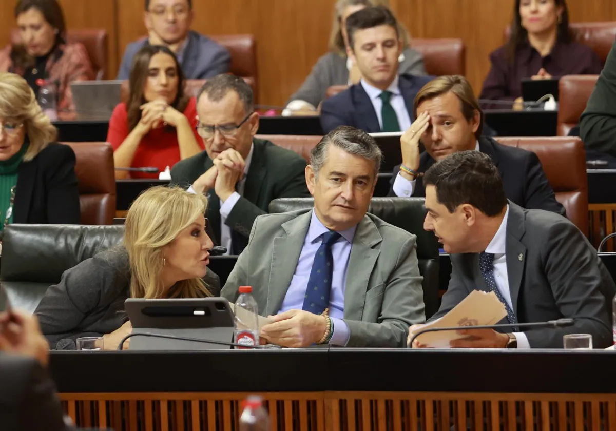 El presidente andaluz, Juanma Moreno, habla con Antonio Sanz y Carolina España