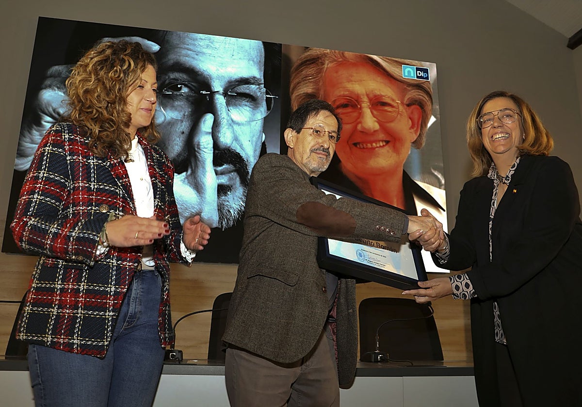 . La presidenta de la Diputación de Palencia y de la FRMP, Ángeles Armisén, acompañada de la diputada de Cultura, Carolina Valbuena, entregan el Premio Nacional Piedad Isla al fotógrafo Benito Román