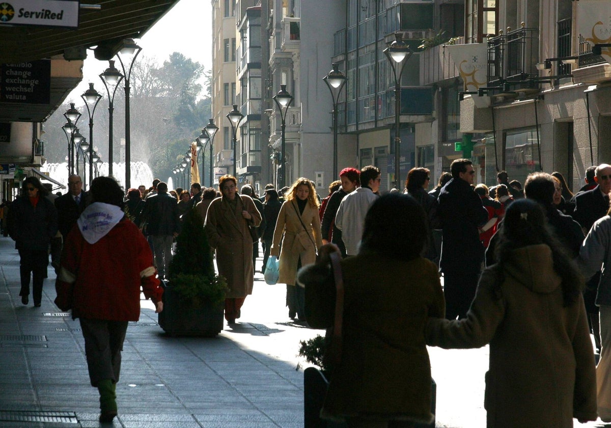 Viandantes en la céntrica calle de Santiago de Valladolid