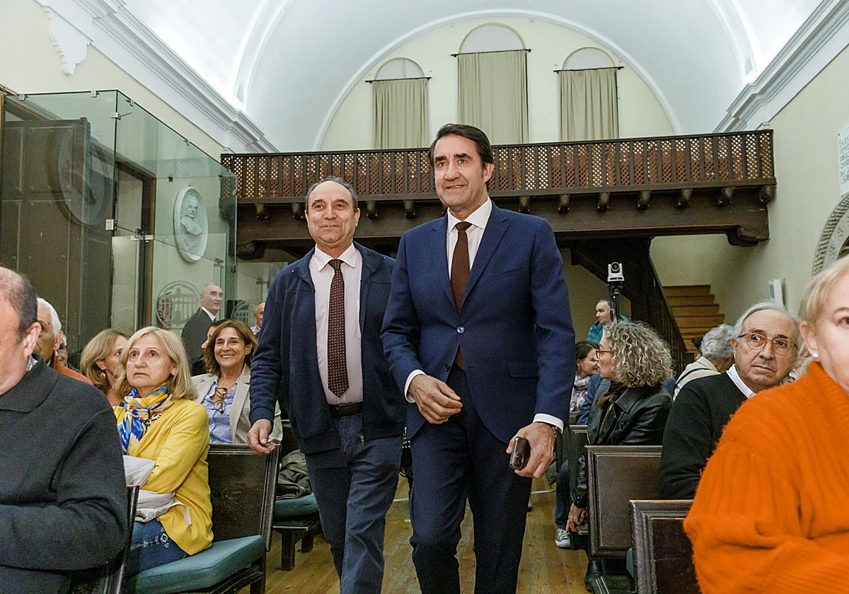 El consejero  Juan Carlos Suárez-Quiñones, junto al presidente del Sindicato de Veterinarios de León, Manuel Martínez Domínguez, durante el XI Congreso de Veterinarios de Castilla y León