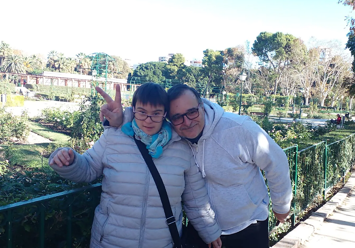 Imagen de Susana Vicent y su padre José Javier Vicent, afectados por la DANA en Valencia