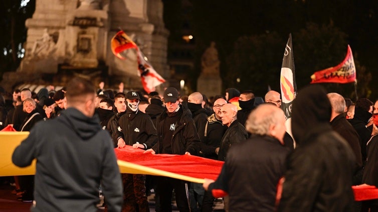 Los antidisturbios cargan en Ferraz contra una turba de ultras de extrema derecha que trataba de alcanzar la sede del PSOE