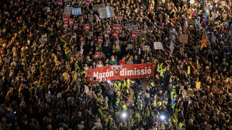 La izquierda valenciana aprovecha una protesta multitudinaria contra Mazón por su gestión de la DANA para cobrar protagonismo