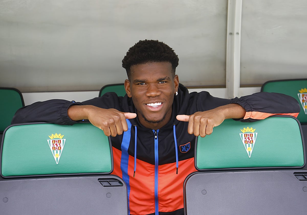 Marvel posa para ABC en los banquillos de El Arcángel