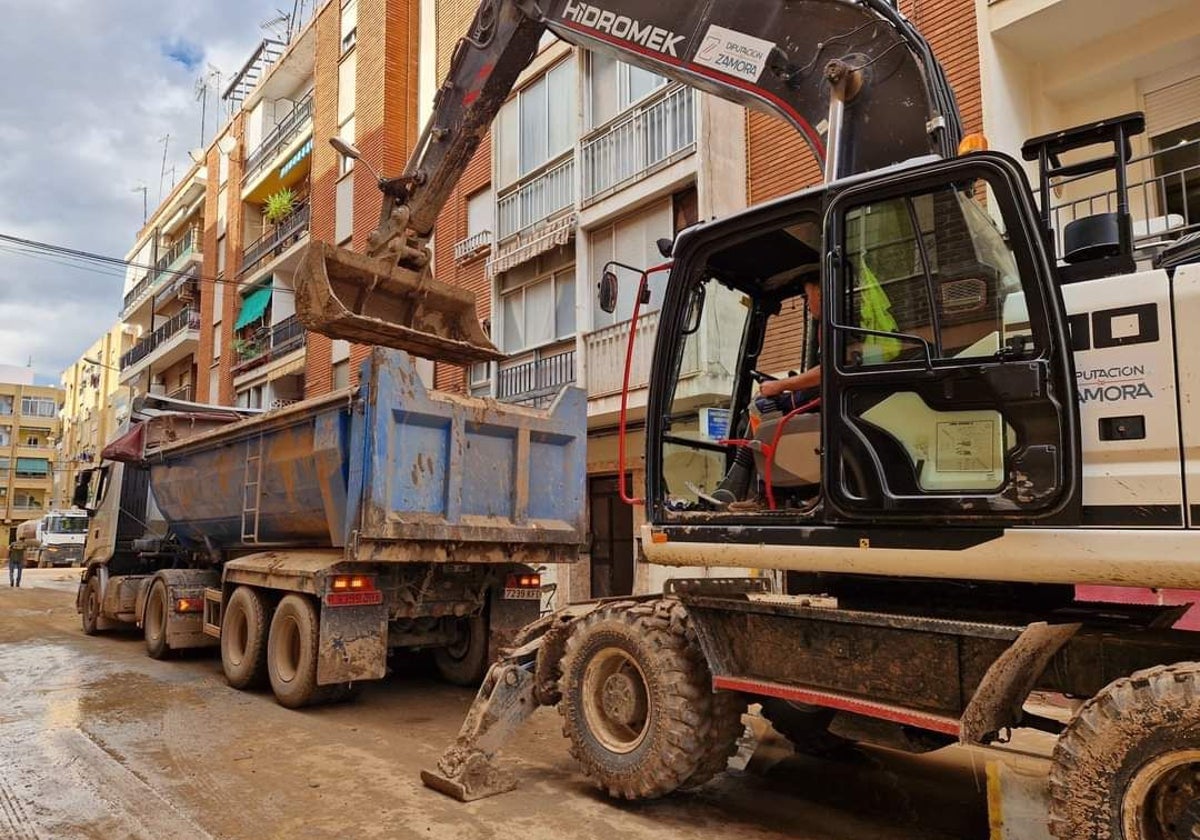 Maquinaria y trabajadores de la Diputación de Zamora, durante las labores de limpieza en Valencia