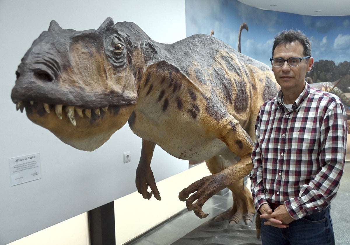 El gerente de la Fundación para el estudio de los dinosaurios de Castilla y León, Fidel Torcida, en el Museo de los Dinosaurios de Salas de los Infantes (Burgos)