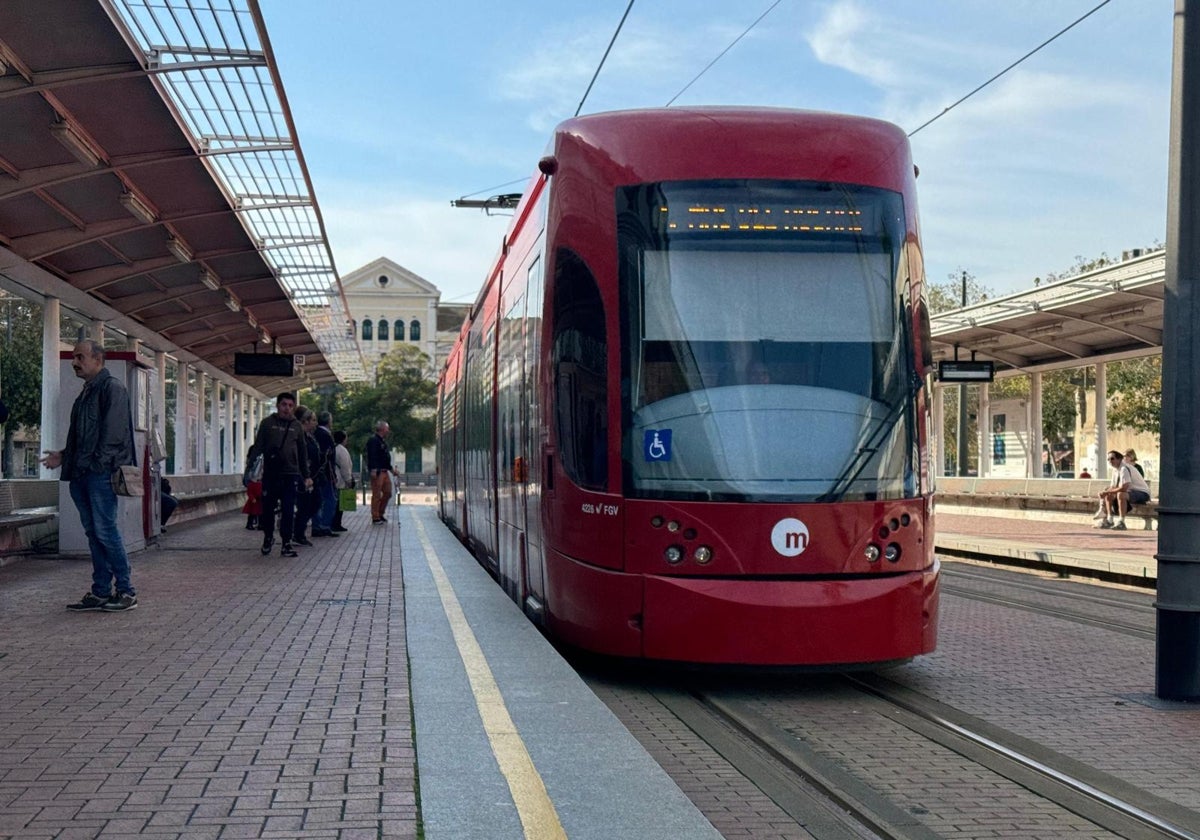 Imagen de un tranvía de Metrovalencia en funcionamiento tras los daños de la DANA