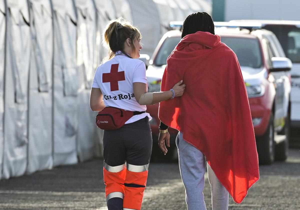 Personal de la Cruz Roja atiende a los inmigrantes llegados este domingo a la isla de El Hierro.