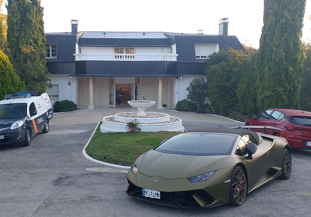 Algunos de los vehículos de lujo incautados en la operación