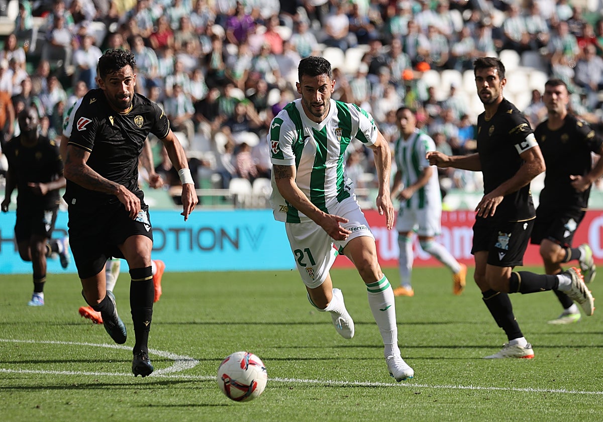 Albarrán persigue el balón durante el partido con el Castellón