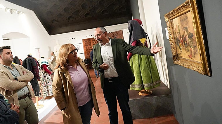 Carmen Teresa Olmedo durante su visita a la muestra