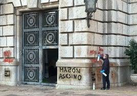 Limpian pintadas y retiran objetos en el Ayuntamiento de Valencia y en el Palau de la Generalitat