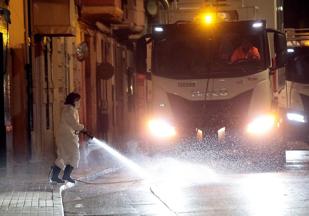 Imagen de una operaria de limpieza en una calle de Valencia