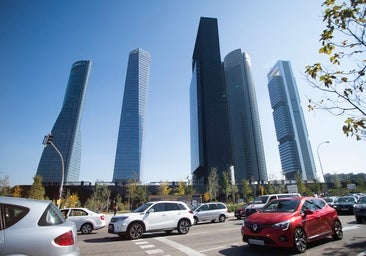 Un peligroso incendio en el túnel de las Cuatro Torres de Madrid obliga a desalojar el centro comercial Caleido