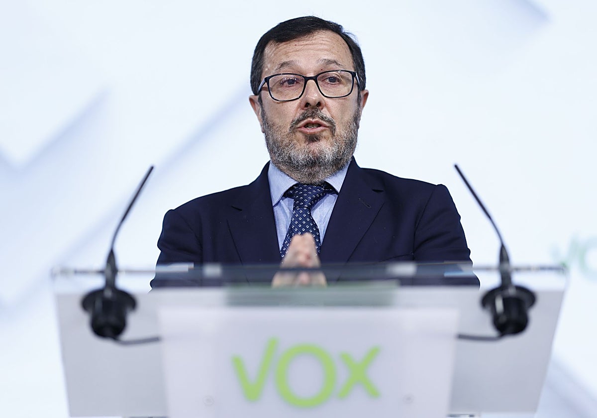 El portavoz nacional de Vox, José Antonio Fúster, en rueda de prensa