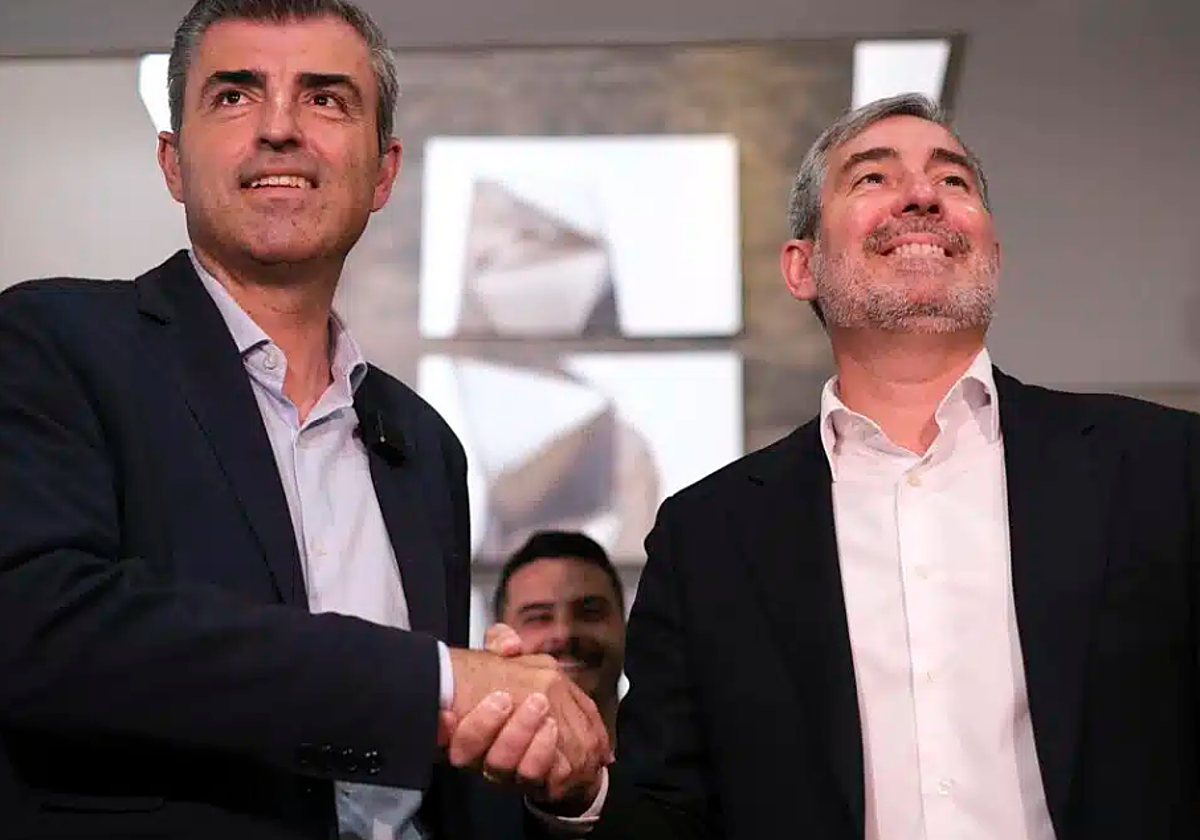 El presidente del PP canario, Manuel Domínguez (i) y el secretario general de Coalición Canaria, Fernando Clavijo