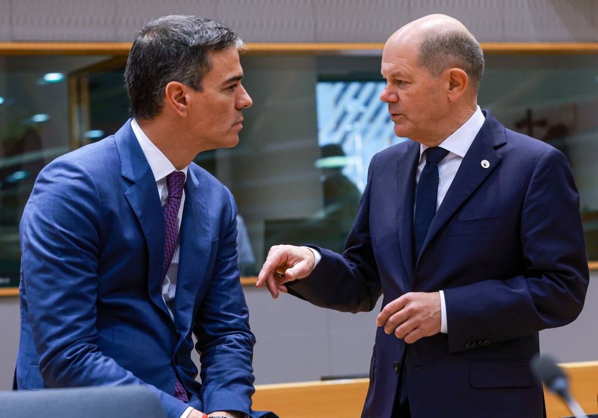 Pedro Sánchez y Olaf Scholz conversan durante una reunión del Consejo europeo en Bruselas