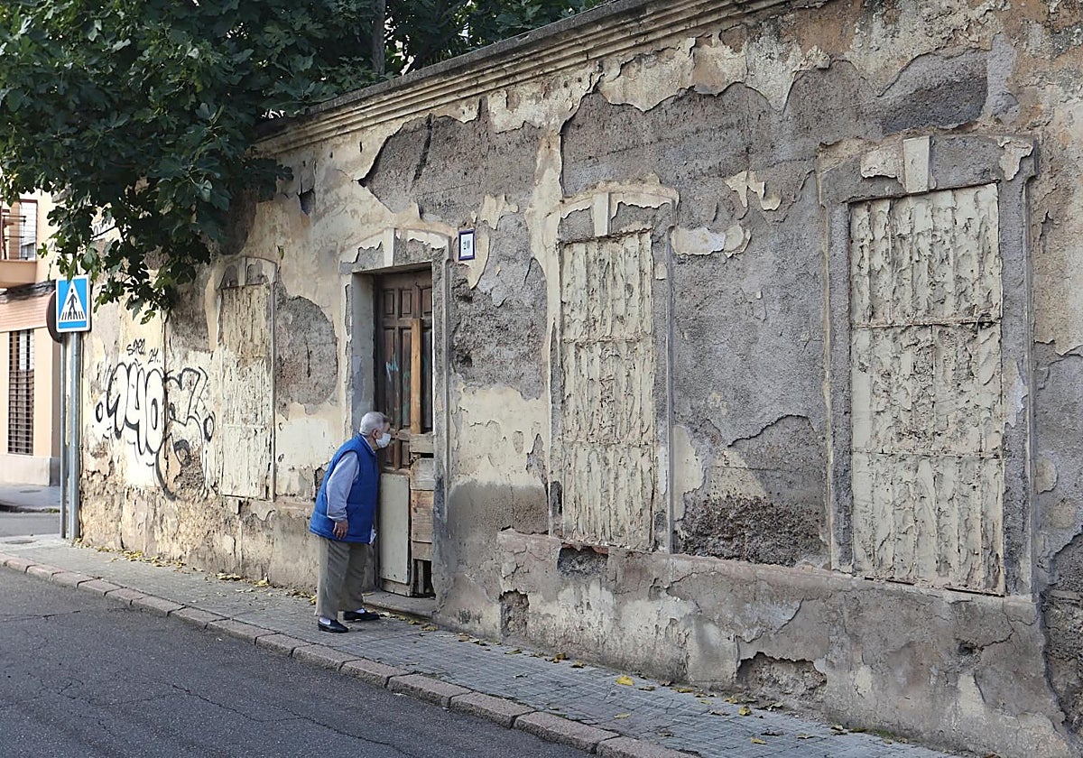 Aspecto de ruina que presentan algunas fachadas en el barrio de Huerta de la Reina