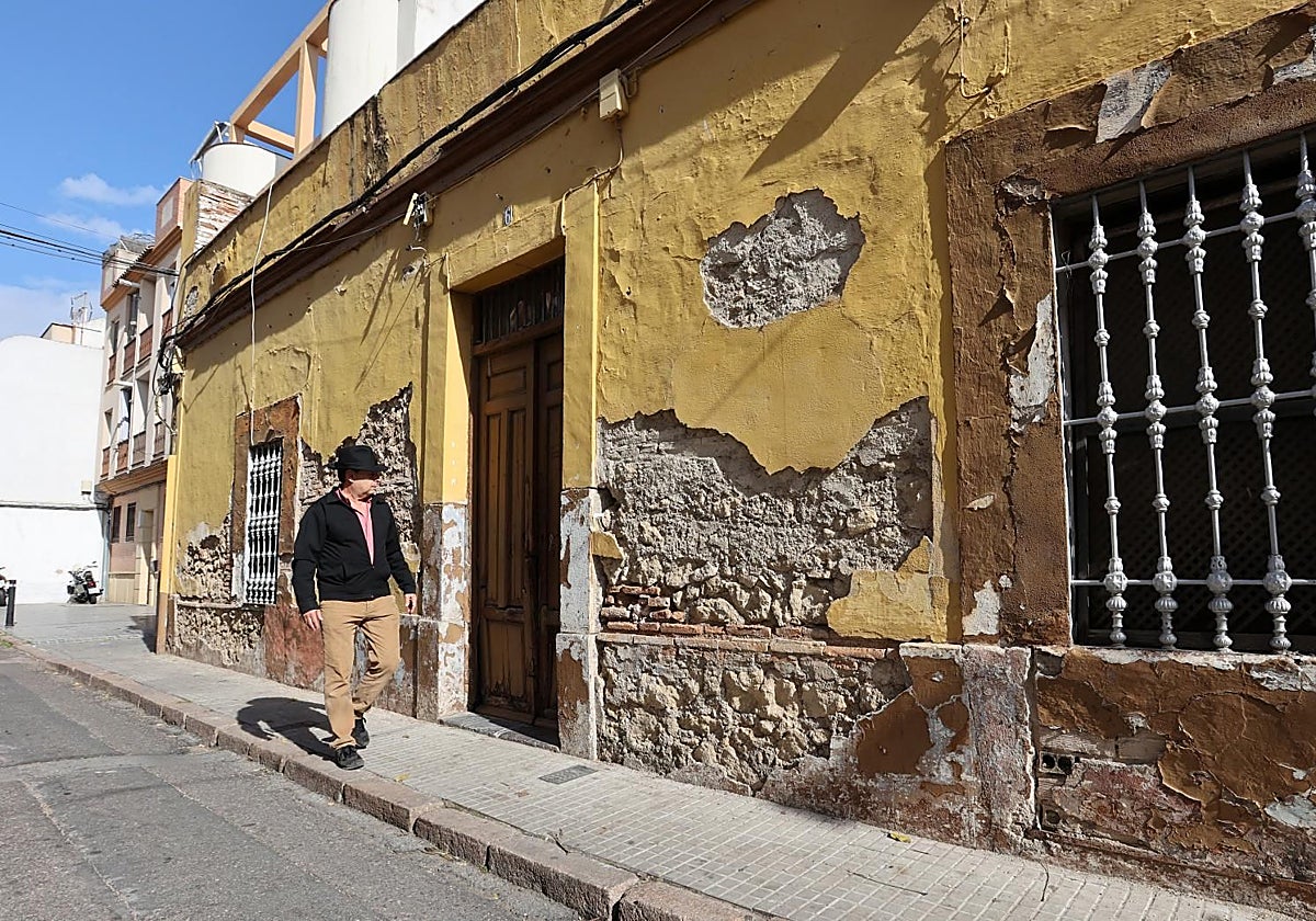 Fachada de unas de las viviendas que precisa rehabilitación en el barrio de Huerta de la Reina