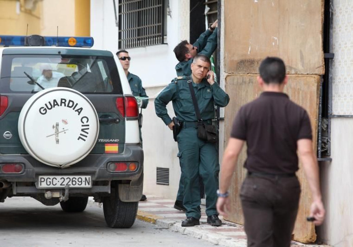 Agentes en una vivienda de Moriles en una imagen de archivo