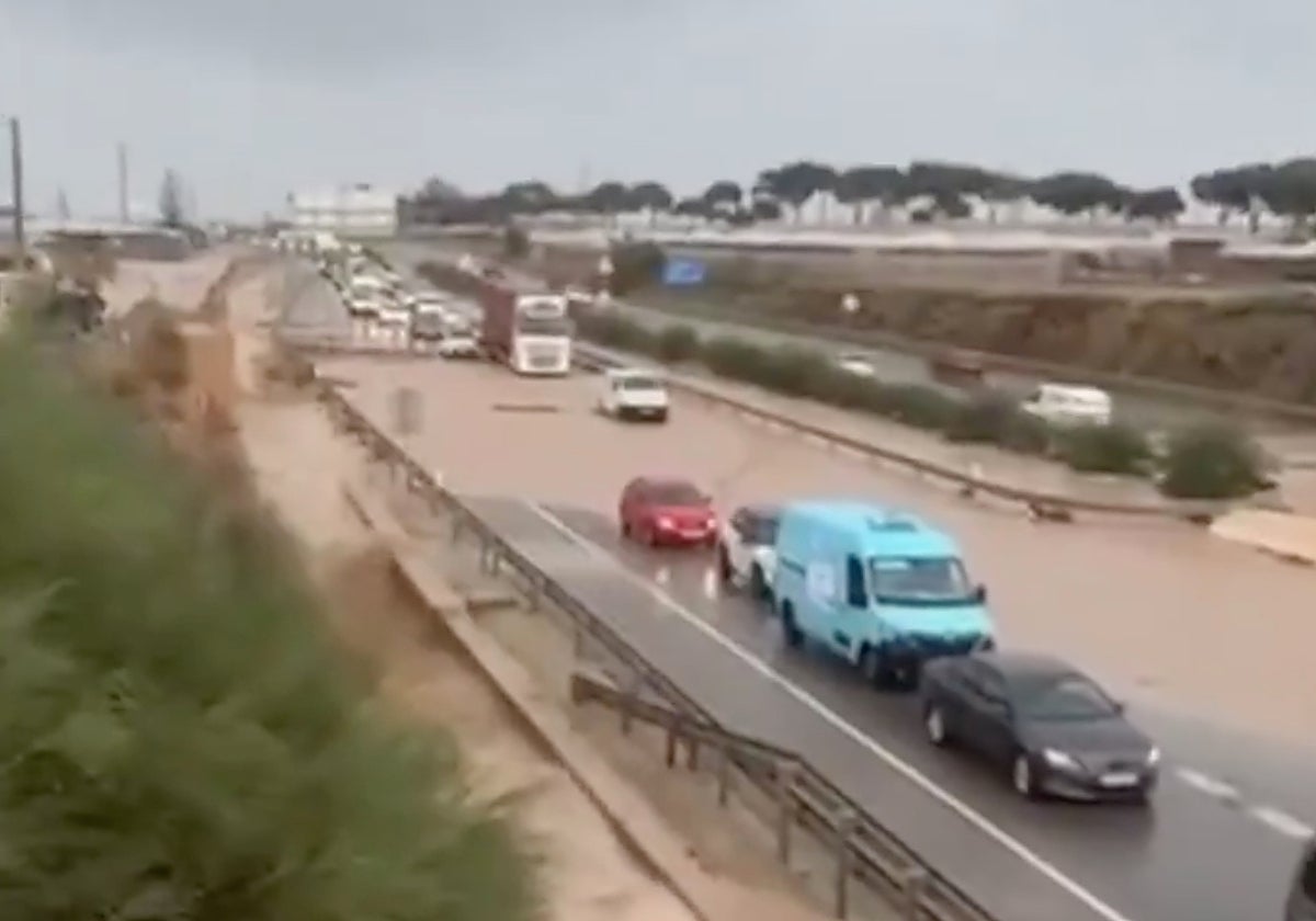 Las fuertes precipitaciones han provocado el corte de la A7 a la altura de Balanegra
