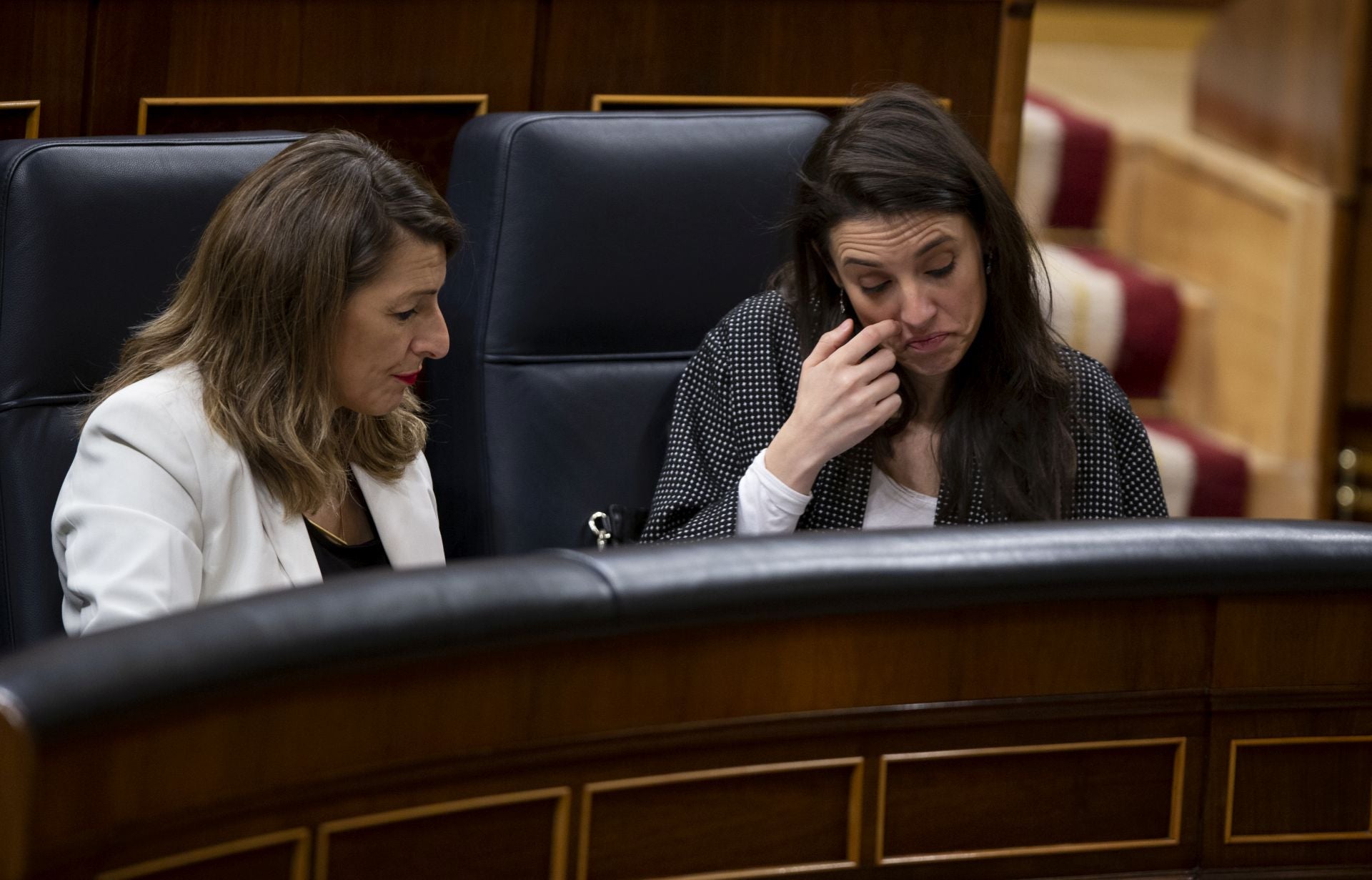 Yolanda Díaz e Irene Montero, en una pleno en el Congreso de los Diputados, en 2020