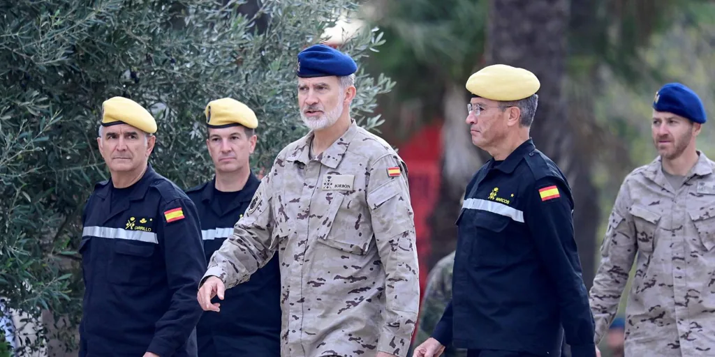 Felipe VI destaca la labor de las Fuerzas Armadas durante la emergencia de la DANA: «Tienen el espíritu y la moral altísima»