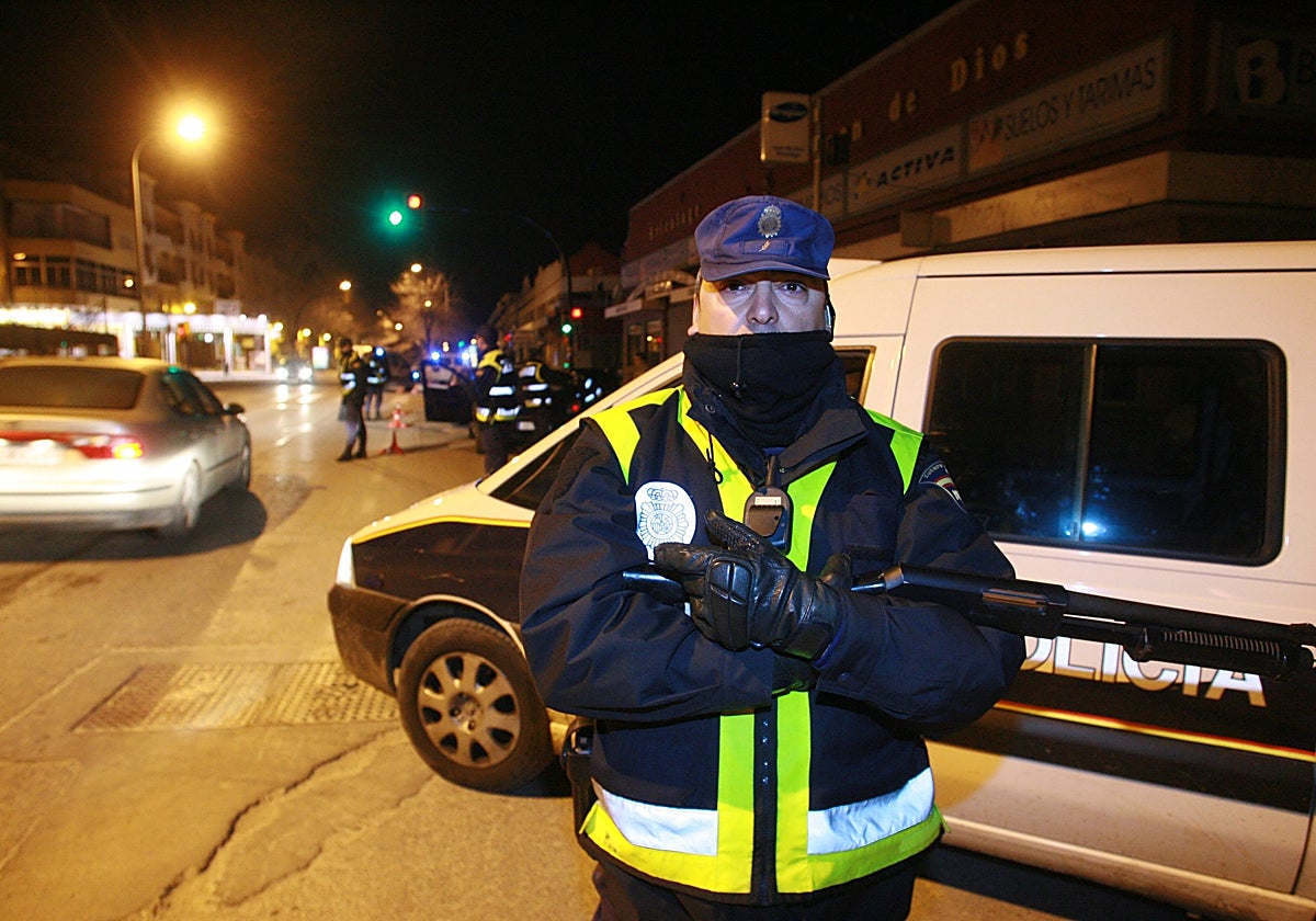 Un agente en un control policial en Lucnea