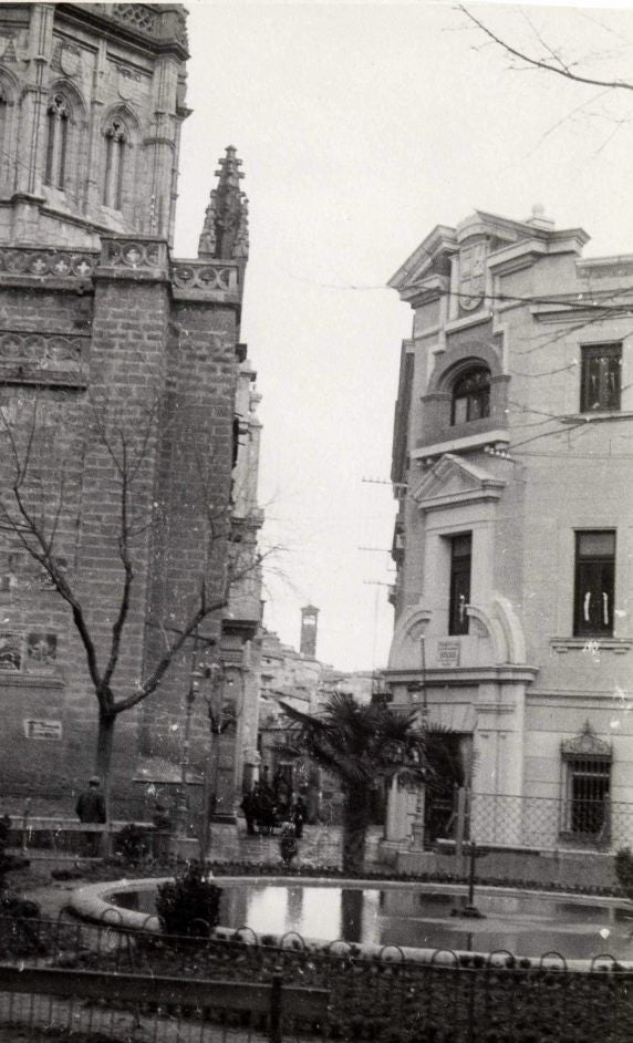 Fachada del edificio de la Audiencia Provincial. El alzado recoge la reforma efectuada por el arquitecto Alfonso Jimeno Pérez en 1931 que retocó Rey de Viñas en 1932. En el ático de la fachada campea el escudo de la República. Foto Archivo del Centro de la Fotografía y la Imagen Histórica de Guadalajara