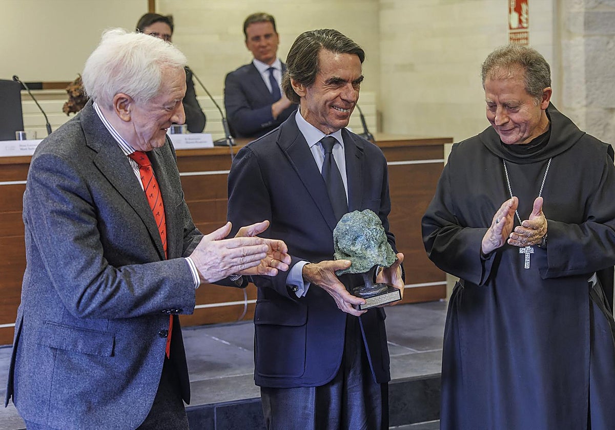 Aznar, entre el presidente de la Fundación Silos, Antonio Méndez Pozo y el abad del monasterio, Lorenzo Maté