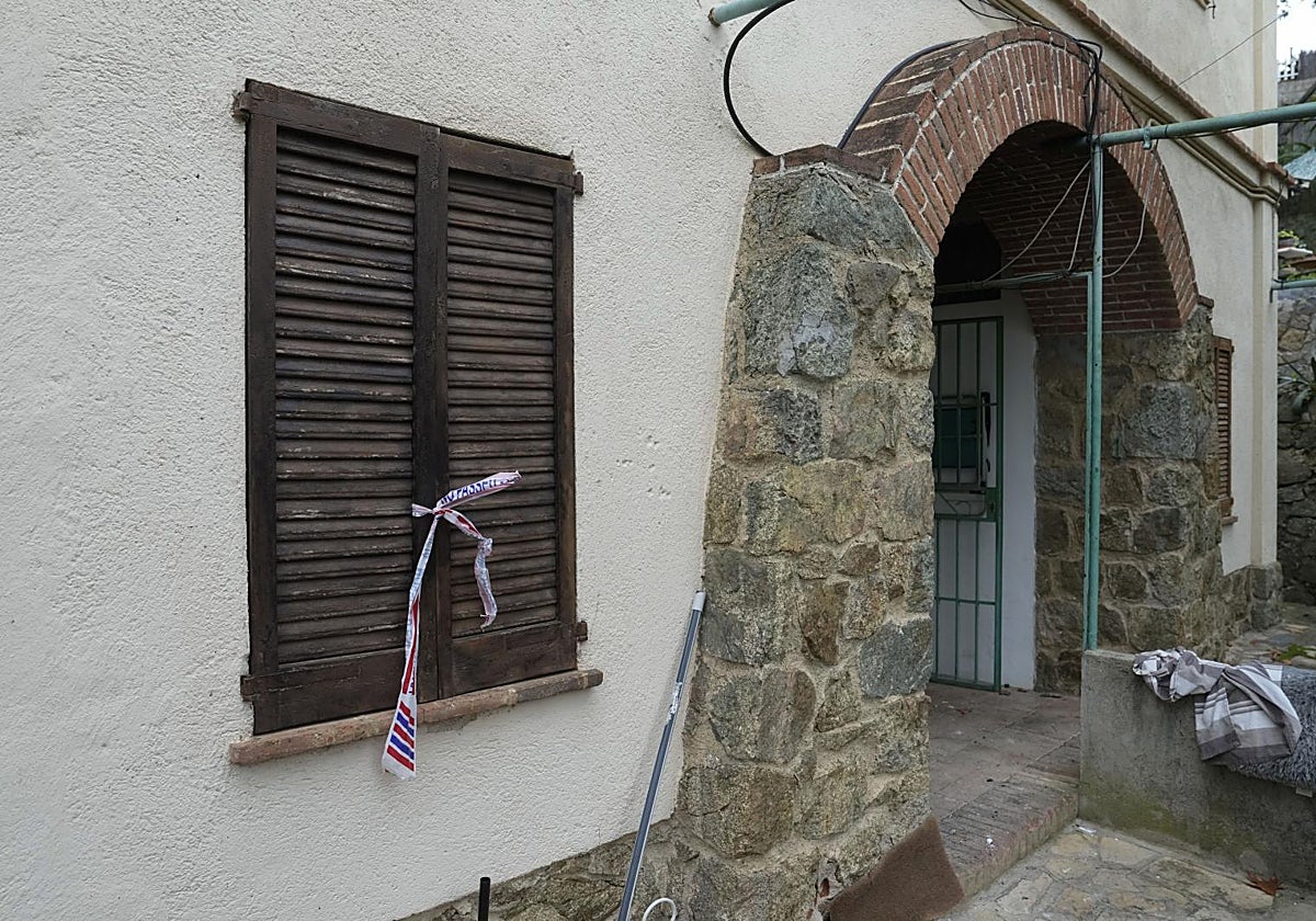 La casa de Arenys de Mar (Barcelona) donde los Mossos ha localizado los cuerpos de padre e hijo con signos de violencia