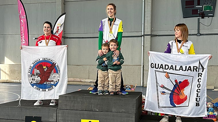 Beatriz, en el centro con sus dos hijos tras ganar la prueba este domingo