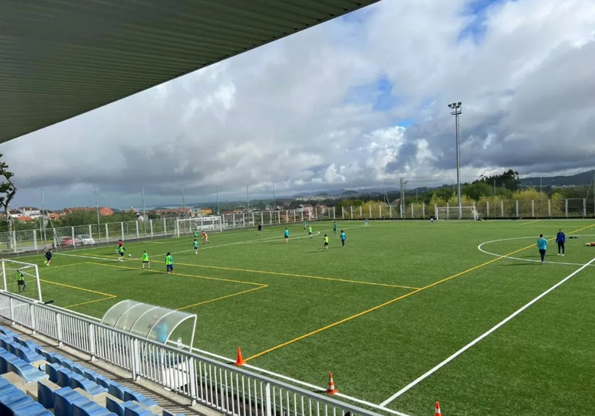 Campo de fútbol en foto de archivo