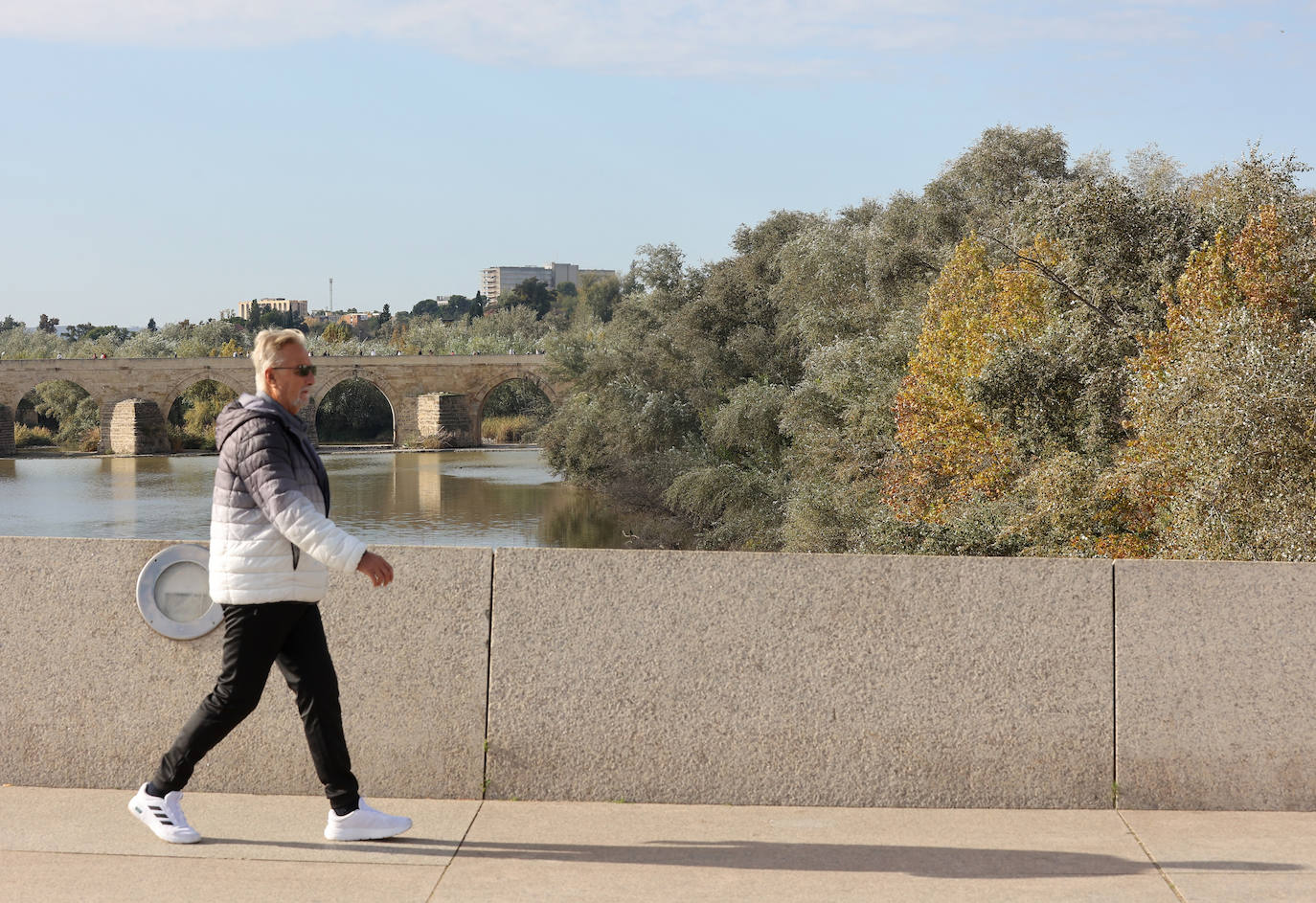 El descuido y la suciedad del Guadalquivir en Córdoba, en imágenes