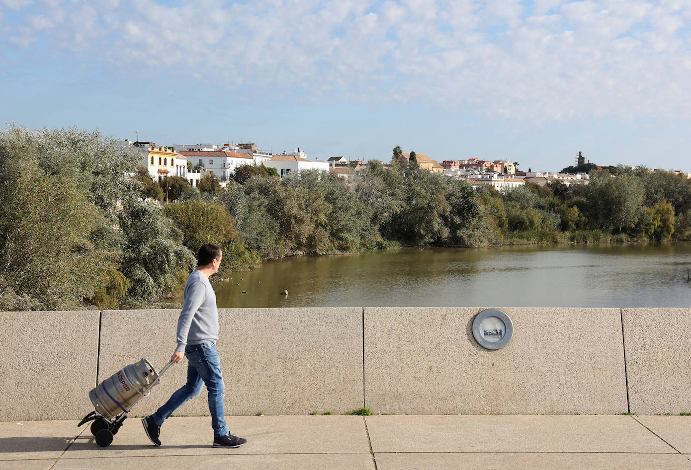 El descuido y la suciedad del Guadalquivir en Córdoba, en imágenes