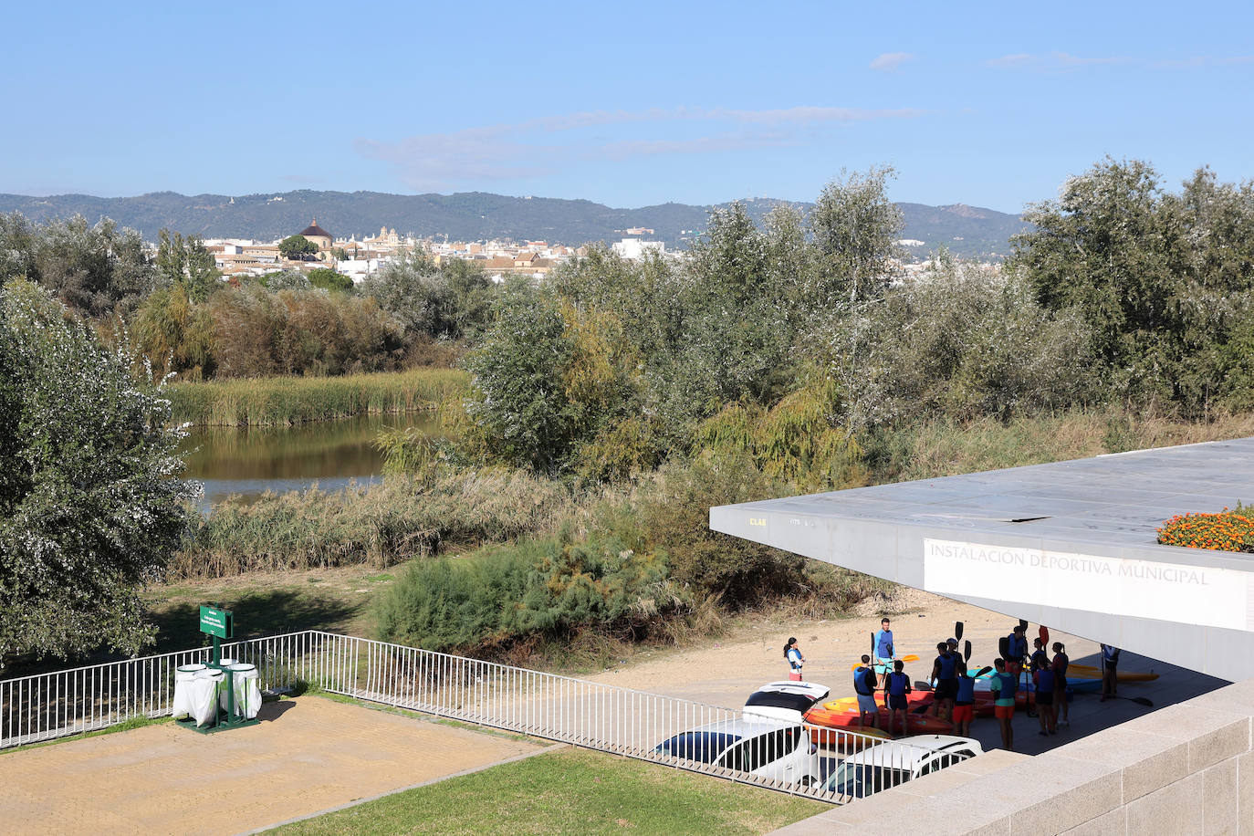 El descuido y la suciedad del Guadalquivir en Córdoba, en imágenes