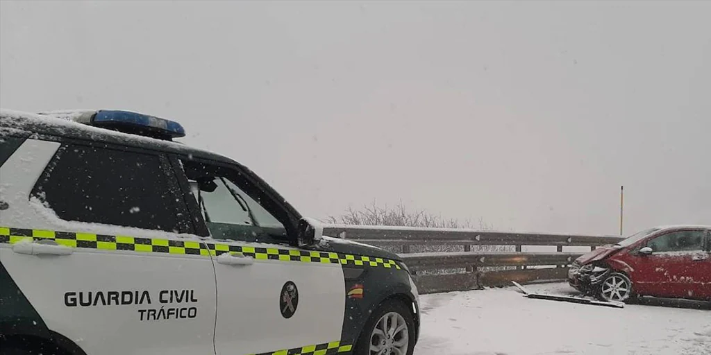 El puerto de Pajares, la alternativa a la autopista a Asturias tras el derrumbe, cierra al tráfico pesado por la nieve