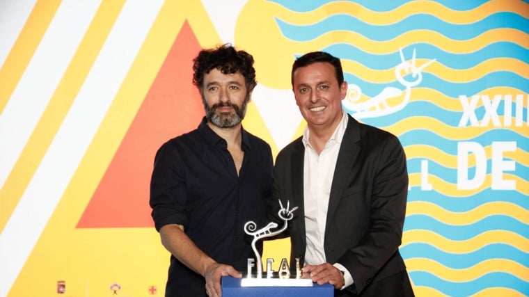 El director de cine, Rodrigo Sorogoyen, y el presidente de la Diputación de Almería, Javier A. García