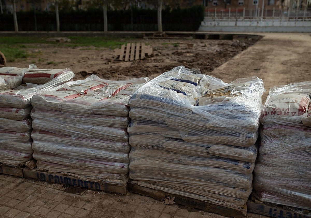 Palets con sacos de arena alineados en Aldaia (Valencia) como barrera por si este miércoles hay una nueva riada