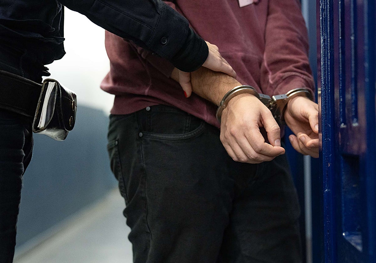 Una agente traslada a un detenido