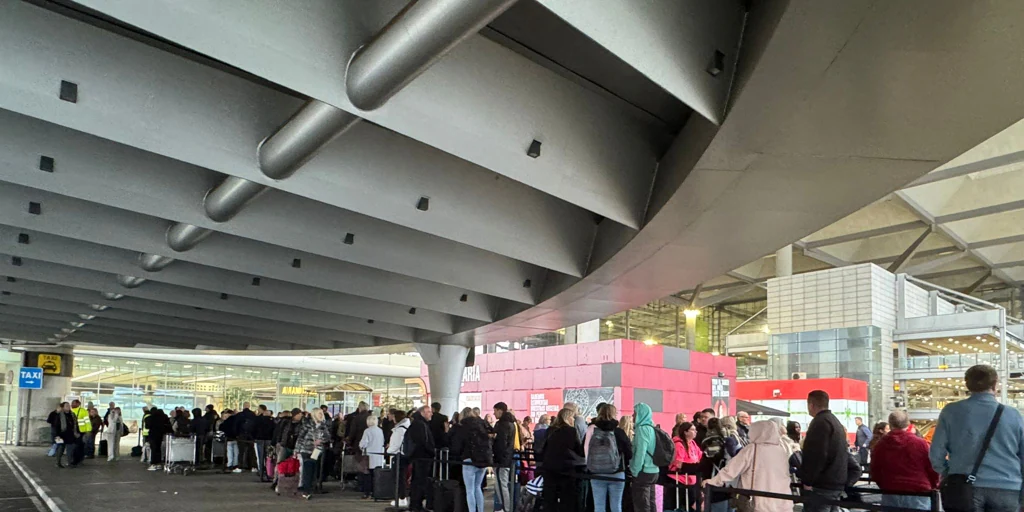 Dana en Málaga: caos en el aeropuerto con cientos de personas atrapadas sin transporte público