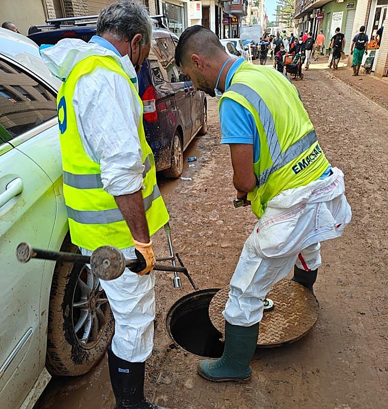 Los técnicos de Emacsa, en la zona cero de la DANA de Valencia: «Las alcantarillas están completamente colapsadas»
