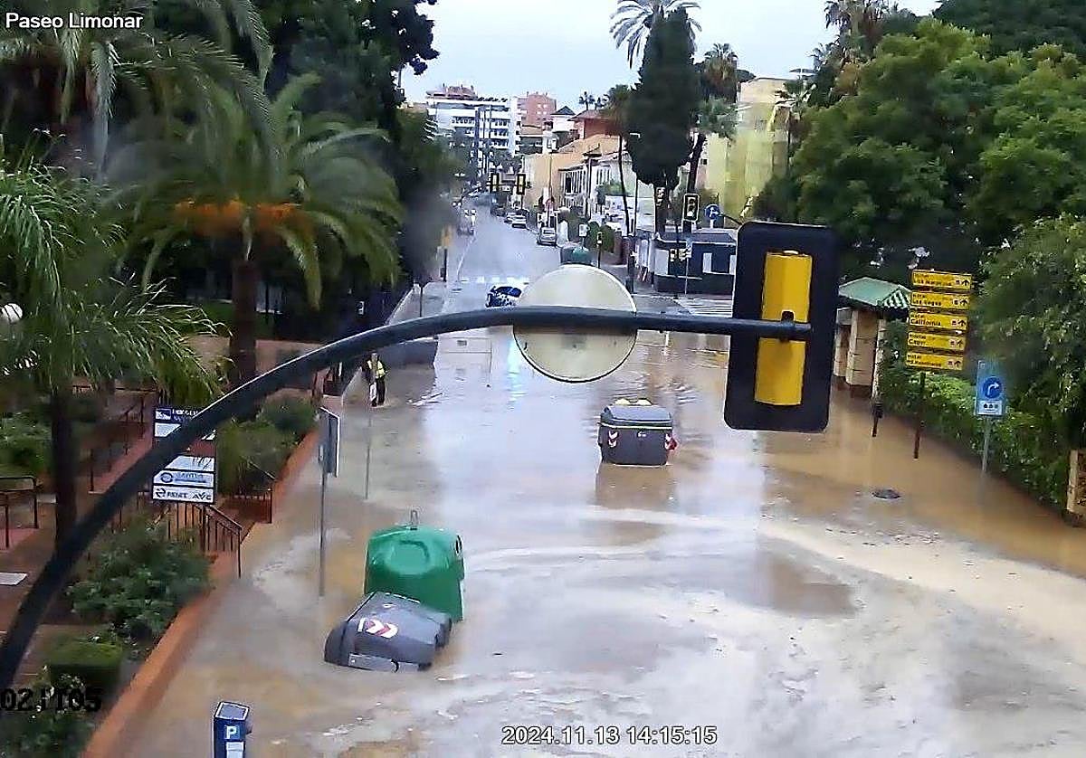 Corte de tráfico por inundaciones en Paseo de Sancha a la altura del Limonar, en Málaga