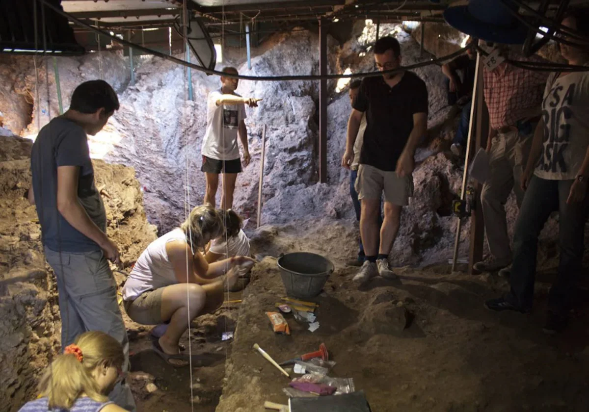 Excavación en la Cueva del Ángel en una imagen de hace unos años