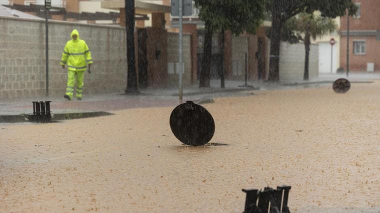 Varias trombas marinas recorren la costa de Marbella y un tornado derriba una gasolinera en Mijas