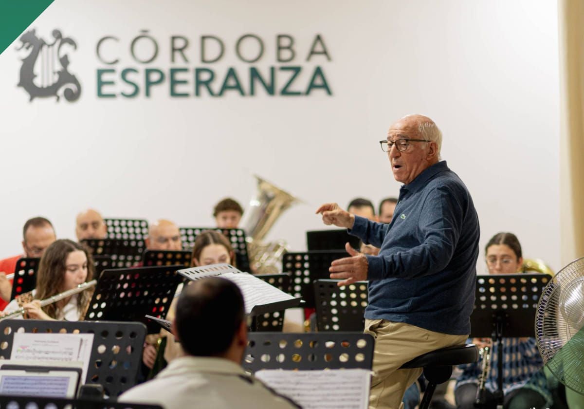 Manuel Hidalgo Martín, que dirigirá la banda de la Esperanza el domingo, durante uno de los ensayos