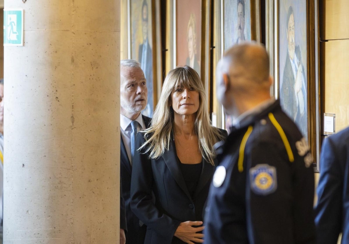 Begoña Gómez, acompañada de su abogado, a su llegada a la Asamblea de Madrid