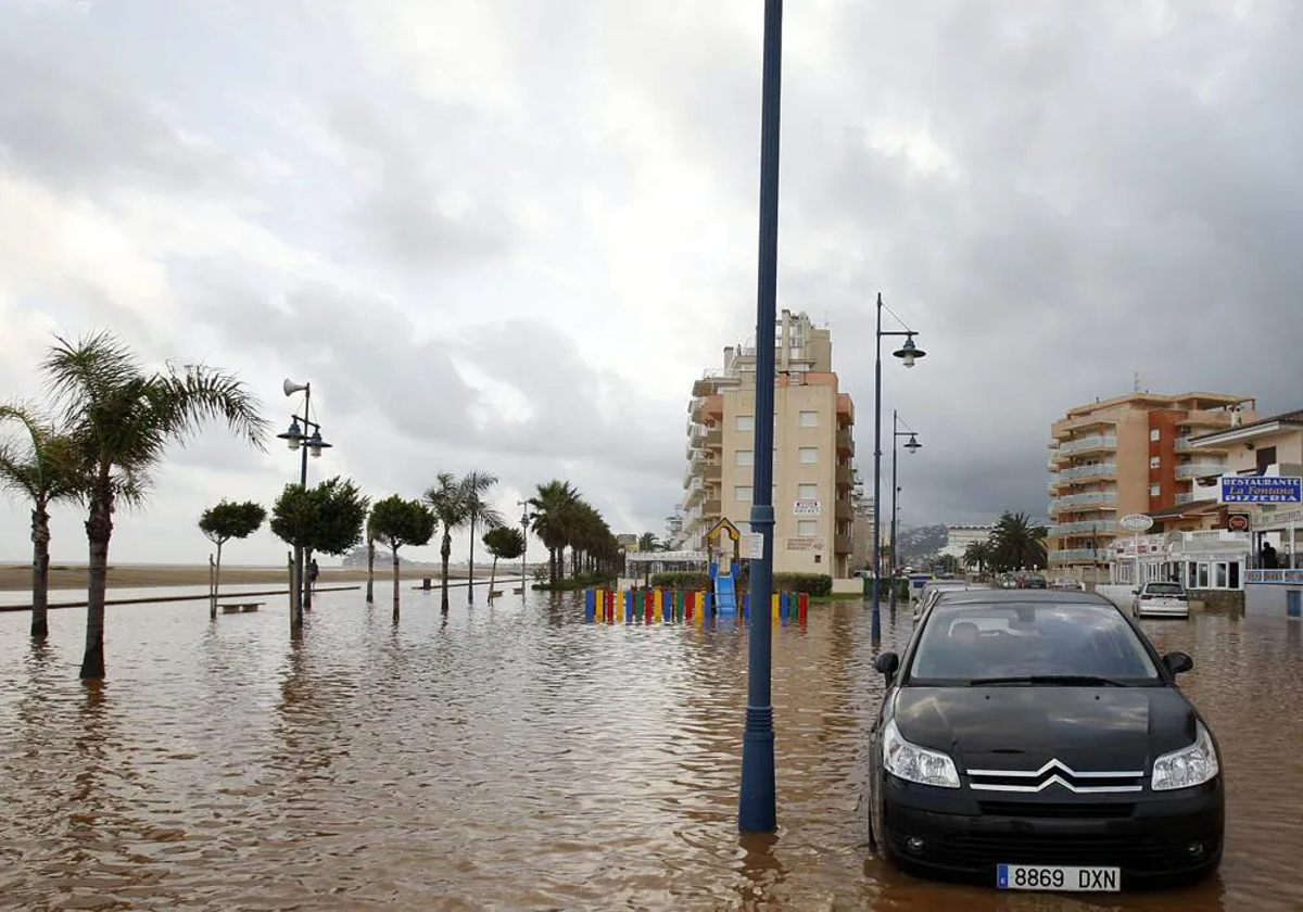 Vista de una calle anegada por el agua